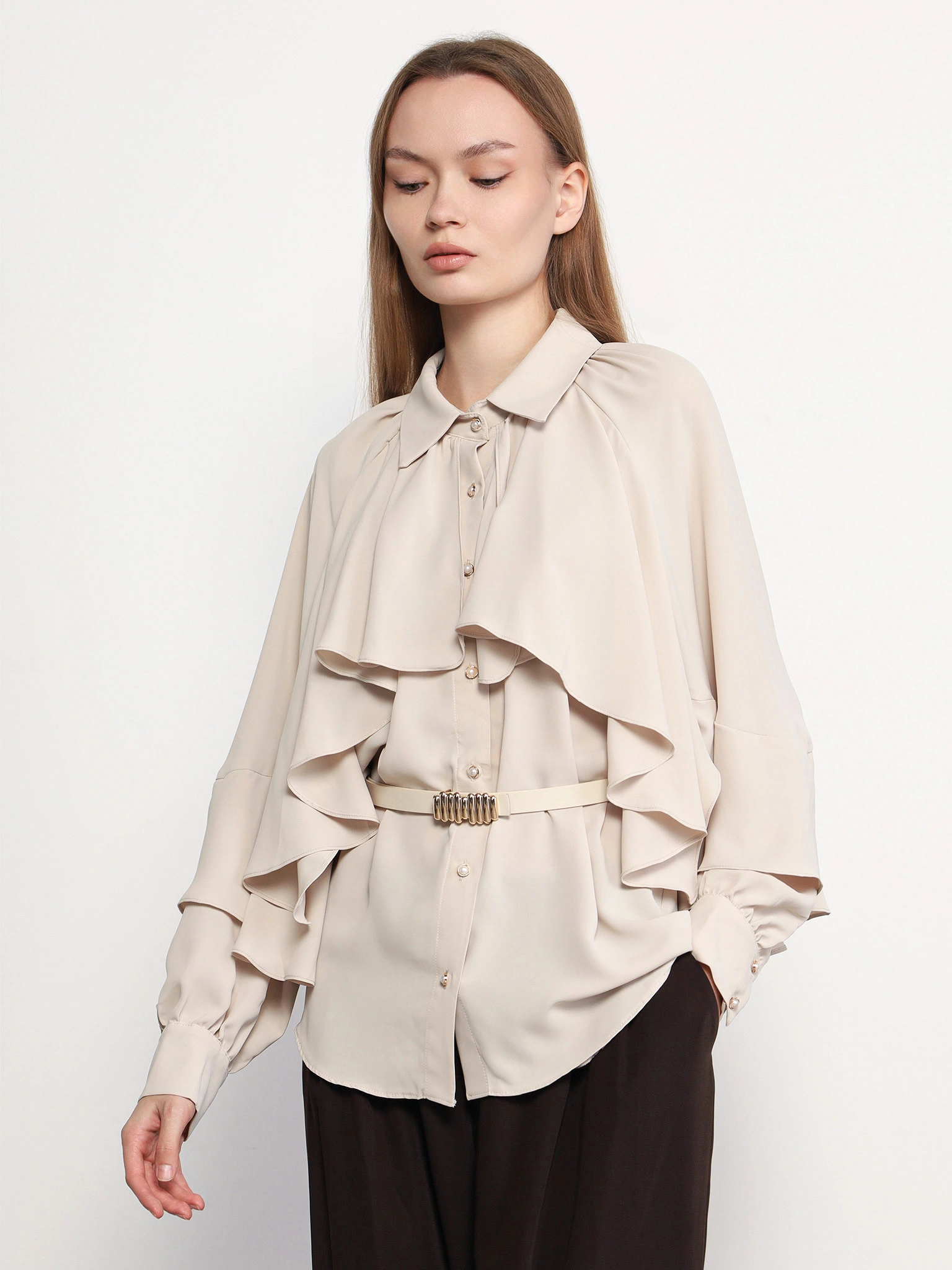 Блуза бежевого цвета с рюшами